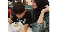 Bersama Yoshi, salah satu putranya, Retno sedang menemani makan bakso. Katanya sang anak pasti doyan sayur kalau di kuah bakso. Foto: Instagram retnoparadinah