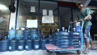 Penjual air galon pun hilir mudik mengantarkan pesanan air galon ke beberapa lantai di apartemen.