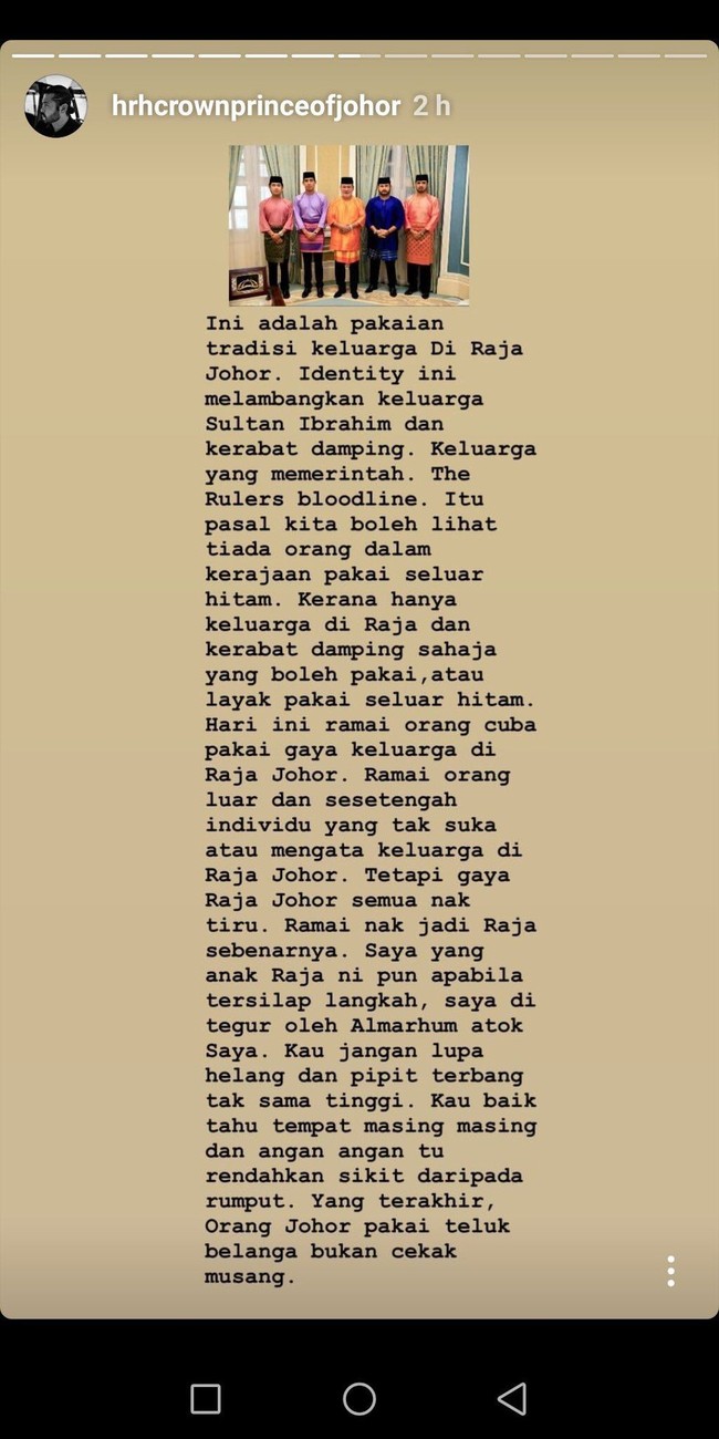 Pangeran Malaysia Tunku Mahkota Johor Tunku Ismail Ibni Sultan Ibrahim telah memicu kontroversi di media sosial karena mengatakan hanya bangsawan Johor yang layak mengenakan Baju Melayu Teluk Belanga dengan celana hitam. Tak hanya itu, Tunku Ismail juga membuat perbandingan antara elang dan burung pipit yang terbang di ketinggian yang berbeda. Foto: Instagram