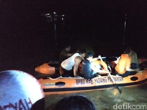 Petugas Evakuasi Warga Padang Pariaman yang Terjebak Banjir