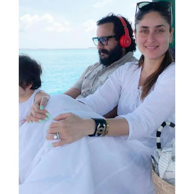Tidak memakai makeup saat liburan sepertinya sudah menjadi kebiasaan untuk bintang film Bajrangi Bhaijaan itu. Seperti saat liburan bersama sang suami di Maldives pada September 2018, Kareena Kapoor pun memamerkan wajah tanpa makeup. Foto: Instagram @therealkareenakapoor