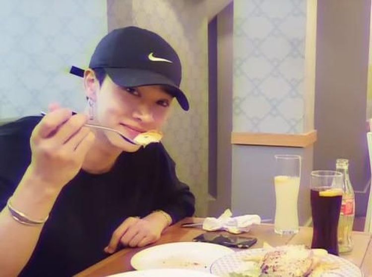 Dinobatkan Sebagai Pria Paling Tampan di Asia, Ini Pose Kulineran Lee Gikwang