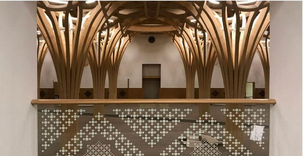 Tapi begitu masuk ke dalam, masjid ini menampilkan sisi yang lain. Bagian dalam masjid in memiliki tiang ukiran yang dibuat layaknya pohon. (cambridgecentralmosque) Tapi begitu masuk ke dalam, masjid ini menampilkan sisi yang lain. Bagian dalam masjid in memiliki tiang ukiran yang dibuat layaknya pohon. (cambridgecentralmosque)