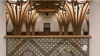 Tapi begitu masuk ke dalam, masjid ini menampilkan sisi yang lain. Bagian dalam masjid in memiliki tiang ukiran yang dibuat layaknya pohon. (cambridgecentralmosque)