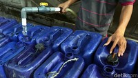 Harga air bersih yang dijual para pedagang itu berkisar Rp 2.000,-  per ketikan yang berkapasitas 22 liter.