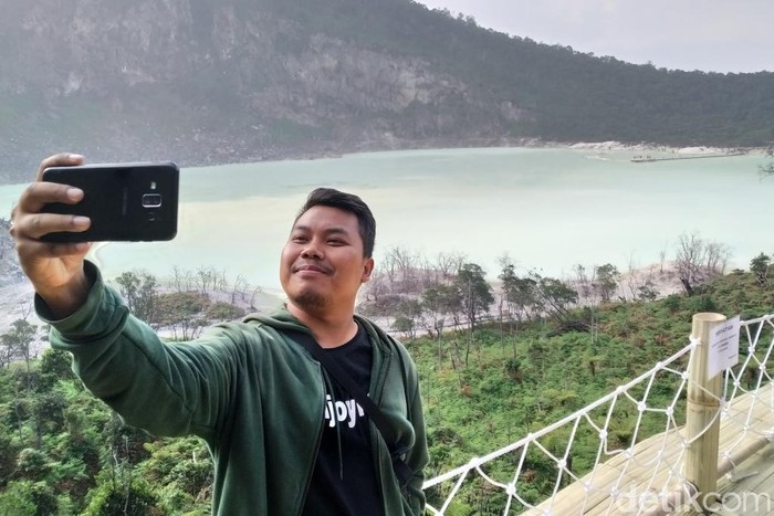 Sekitar 35 ribu wisatawan tercatat mengunjungi objek wisata alam Kawah Putih di Kabupaten Bandung selama musim libur.