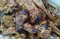 Raos Pisan! Gurih Wangi Goreng Ayam Kampung Majalaya Pak Juanda