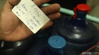 Kebutuhan air bersih di Jakarta Utara ternyata tak hanya dirasakan oleh warga pesisir, namun warga yang tinggal di apartemen di kawasan Pluit pun demikian.