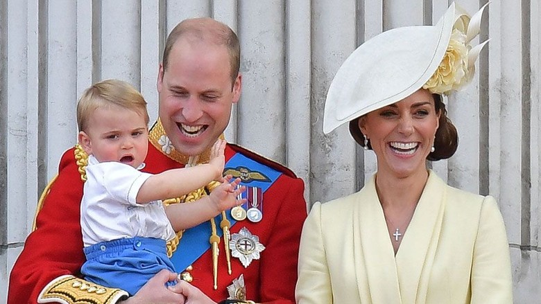 Parade Tandai Perayaan Ulang Tahun Resmi Ratu Elizabeth Parade Tandai Perayaan Ulang Tahun Resmi Ratu Elizabeth
