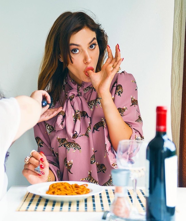 This is honestly disgusting and I feel so sorry for this girl, tulis netizen. Sad how you brag this woman as an object. Sadder how she doesn’t know her value, komentar netizen lainnya.  Foto: Instagram @valentinafradegrada