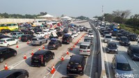 Situasi arus lalu lintas di Tol Cikampek kembali mengalami kemacetan panjang pada Selasa (11/6/2019) pagi hingga siang ini. Bahkan kemacetan terjadi di kedua arah, baik Jateng menuju Jakarta atau sebaliknya.