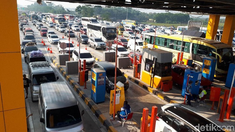 Selasa Siang, Kendaraan Masih Terjebak Macet di GT Cikampek Utama Selasa Siang, Kendaraan Masih Terjebak Macet di GT Cikampek Utama