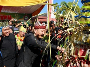 Kemeriahan Warga Banyuwangi Arak 1.000 Ketupat di Gerebeg Syawal