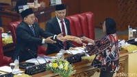 Rapat dimulai pada pukul 14.00 WIB atau mundur sejam dari yang dijadwalkan pada pukul 13.00 WIB. Rapat dibuka dan dipimpin oleh Wakil Ketua DPR Fadli Zon.