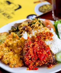 Makan Kenyang dengan Bebek Goreng Gurih dan Sambal Enak di Sini