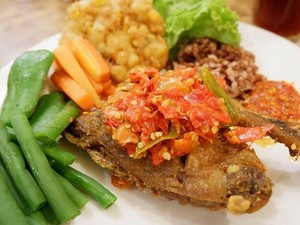 Makan Kenyang dengan Bebek Goreng Gurih dan Sambal Enak di Sini
