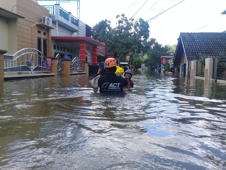 ACT: Pengungsi Banjir Samarinda Butuh Banyak Logistik ACT: Pengungsi Banjir Samarinda Butuh Banyak Logistik