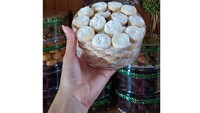 Demi menghidupi 4 anaknya, Retno berjualan kue kering bikinan sendiri. Salah satu yang ia tawarkan adalah kue salju. Ia tak ragu berbagi resep kue sagu ala dirinya. Foto: Instagram retnoparadinah