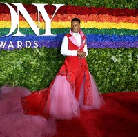 Penampilan aktor Billy Porter menjadi sorotan saat menghadiri Tony Awards 2019, lantaran ia mengenakan setelan tuksedo yang  dibuat feminin dengan tambahan train panjang berhias tulle pink dan detail embroidery di atasnya. Gaunnya tersebut jadi kontroversial.  Foto: Getty Images