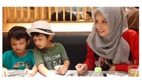 Wanita yang juga usaha jastip ini terlihat tegar menghadapi cobaan hidup. Ia tetap bisa tersenyum bersama anak-anaknya. Foto: Instagram retnoparadinah