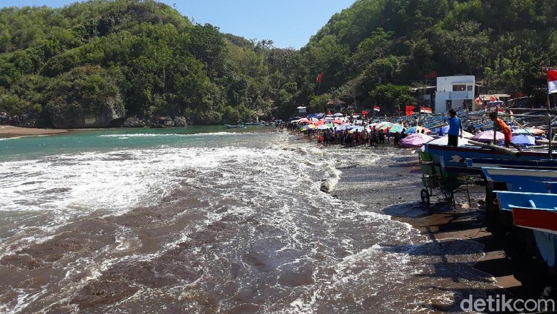 Pantai Baron, Gunungkidul Akibat gelombang tinggi, nelayan tak melaut, (11/6/2019).