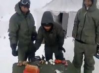 Hidup di Atas Pegunungan Es, Tentara Ini Pecahkan Telur dan Sayur Pakai Palu