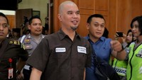 Dhani terbukti secara sah dan meyakinkan bersalah melakukan tindak pidana menyebarkan informasi yang ditujukan untuk mencemarkan nama baik.
