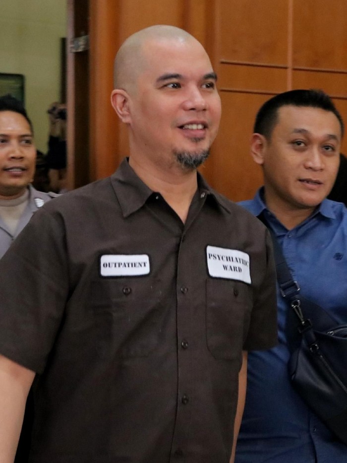 Ahmad Dhani Ahmad Dhani divonis 1 tahun penjara oleh Pengadilan Negeri Surabaya atas kasus idiot pencemaran nama baik yang menyeret namanya. Seperti apa ekspresinya?