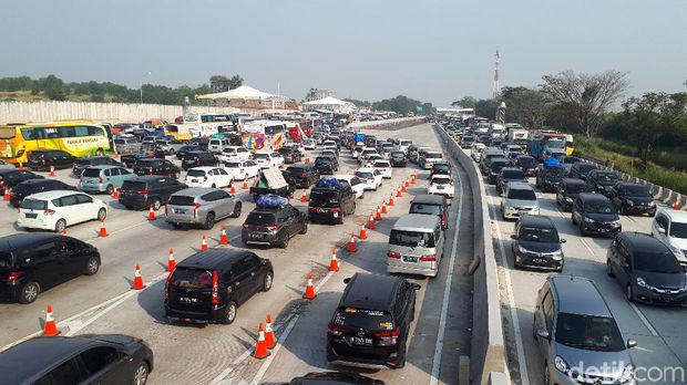Selasa Siang, Kendaraan Masih Terjebak Macet di GT Cikampek Utama