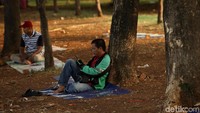 Beberapa warga lainnya mampir untuk sejenak melepas penat.