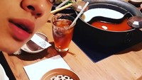 Sebelum makan hotpot, Gikwang sempat abadikan momen kulinerannya ini di Instagram. Di belakangnya terlihat tumpukan irisan daging, sayuran, dan minuman dingin. Foto: Instagram @gttk0000