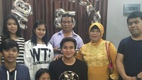 Kini giliran keluarga yang memberikan kejutaan saat Billy ulang tahun.  Foto: Instagram@bilsky16