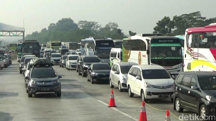Kemacetan terlihat di Tol Cikampek pagi hingga siang ini. Kemacetan itu bahkan terjadi di kedua arah, baik Jateng menuju Jakarta maupun sebaliknya.