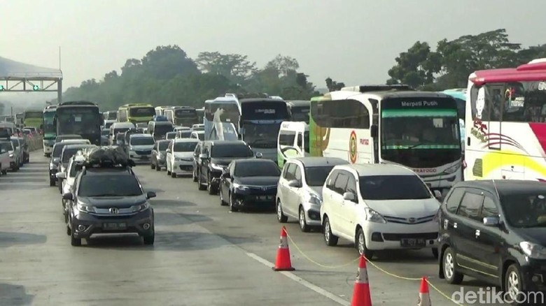 Kemacetan di GT Cikampek Utama Kemacetan terlihat di Tol Cikampek pagi hingga siang ini. Kemacetan itu bahkan terjadi di kedua arah, baik Jateng menuju Jakarta maupun sebaliknya.