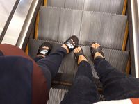 Viral, Aksi Pria Pakai High Heels Ibu yang Kakinya Sakit saat Jalan di Mall