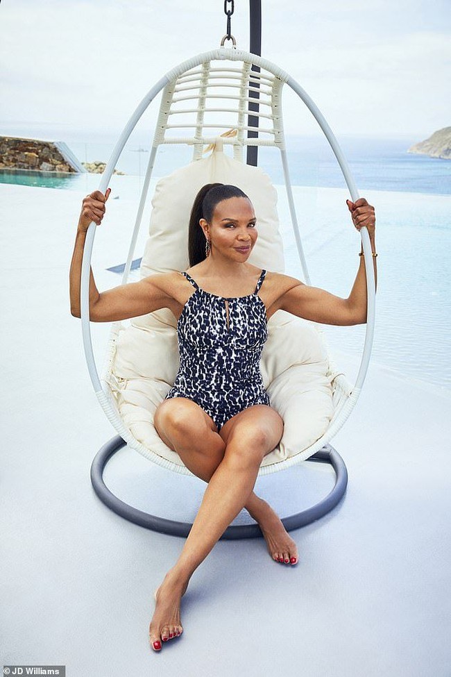 Mengikuti jejak sang putri, Valerie baru-baru ini muncul sebagai model sebuah perusahaan retail JD Williams untuk produk pakaian renangnya. Ia pun tak ragu untuk memamerkan kemolekan tubuhnya dalam balutan one-piece swimwear. (Foto: Dok. JD Williams)