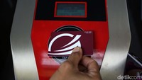 Di uji coba kedua LRT juga memanfaatkannya untuk tes tapping kartu tiket menggunakan JakLingko.