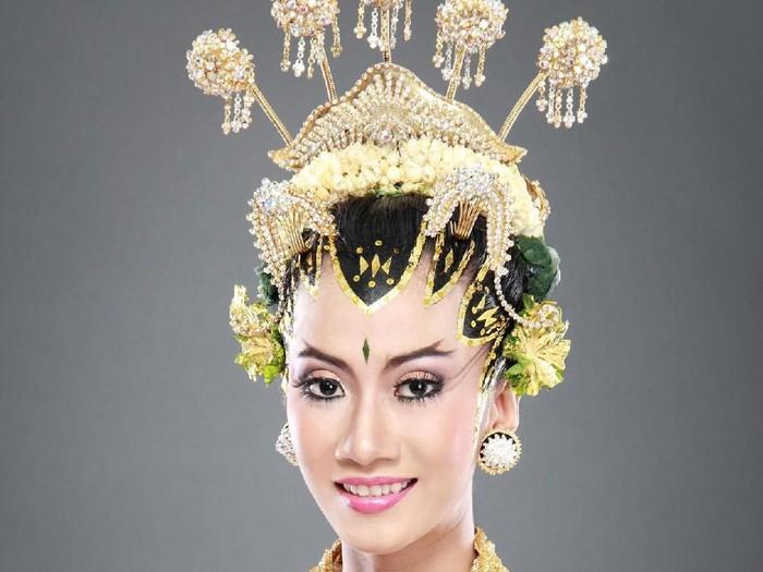 Pengantin Jawa woman traditional wedding dress of java. studio portrait