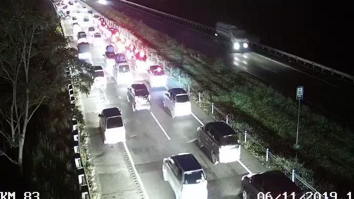 Foto: Macet di Tol Cipali (@LintasMarga) Foto: Macet di Tol Cipali (@LintasMarga)