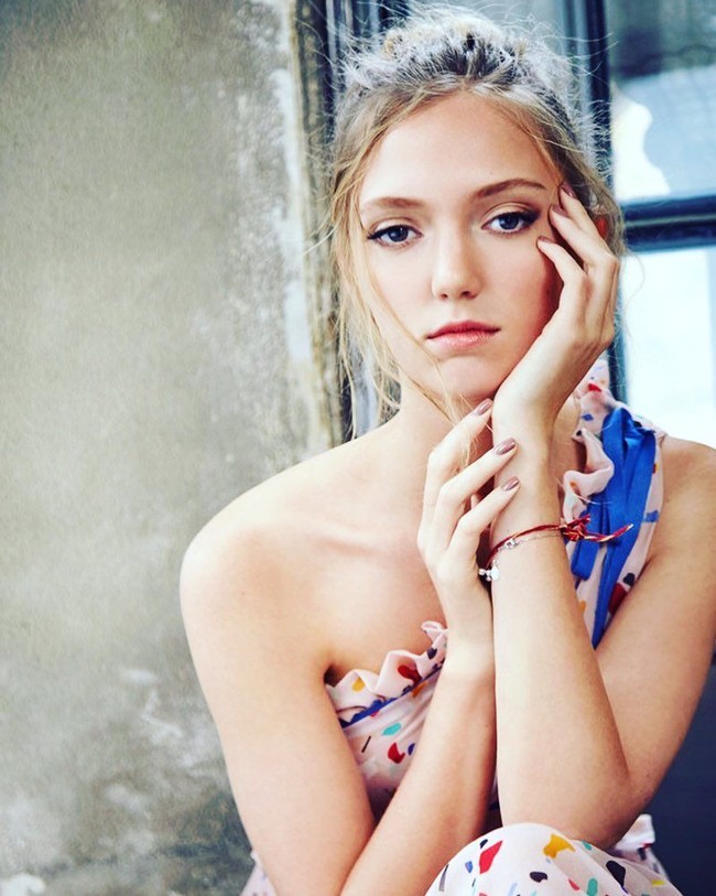 Wanita 24 tahun itu pun punya gelar yang cukup panjang yakni Archduchess of Austria, Royal Princess of Hungary, Bohemia and Croatia. Ia merupakan anak dari politisi dan ketua dari Wangsa Habsburg-Lorraine, Karl Von Habsburg dan Baroness Francesca von Habsburg-Lothringen. Foto: Instagram @eleonorehabsburg