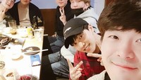 Meski punya jadwal yang cukup sibuk, tapi Gikwang masih menyempatkan waktu untuk bertemu dan makan malam bersama teman-teman sekaligus kerabatnya. Foto: Instagram @gttk0000