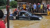 Menurut data sementara dari BPPD Konawe diketahui ada lebih dari 5 ribu jiwa yang mengungsi akibat banjir bandang tersebut.