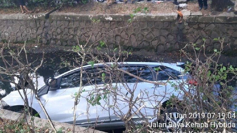 Mobil Terperosok ke Saluran Air di Kelapa Gading, Tak Ada Korban Jiwa