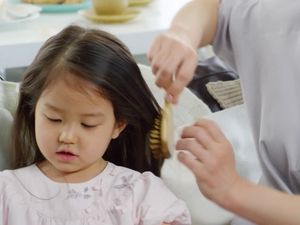 Punya Hobi Makan Aneh, Dokter Temukan Bola Rambut di Perut Anak Ini