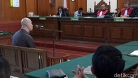 Ahmad Dhani menjalani sidang kasus pencemaran nama baik di PN Surabaya sejak 7 Februari 2019. Ia menjadi terdakwa kasus tersebut setelah vlog idiot yang ia buat tersebar di media sosial.