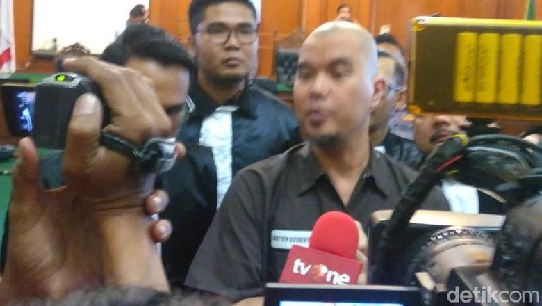 Divonis 1 Tahun Penjara, Pengacara Yakin Ahmad Dhani Tidak Ditahan Divonis 1 Tahun Penjara, Pengacara Yakin Ahmad Dhani Tidak Ditahan