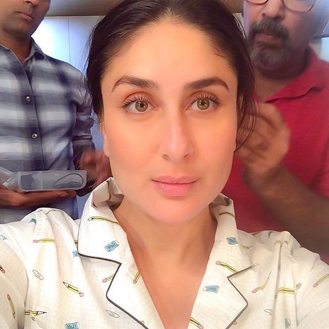 Dalam sebuah wawancara, Kareena Kapoor pernah mengungkapkan rahasia kulit indahnya. Kareena rutin mengaplikasikan sedikit madu ke wajahnya dan melakukan pemijatan ringan, setelahnya baru dia mencuci bersih wajahnya. Selain madu, Kareena juga tidak pernah lupa minum cukup air mineral. Setiap bangun tidur setidaknya dia minum empat gelas air. Foto: Instagram @therealkareenakapoor
