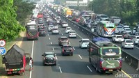 Kondisi kemacetan parah pun di ungkapkan oleh Dian pemudik dari Boyolali menuju Tangerang. Ia sudah melakukan perjalanan dua kali lipat dari waktu normal.