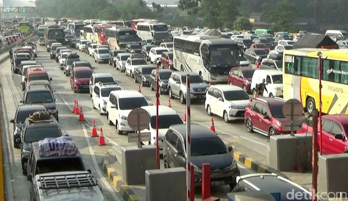 Kemacetan terlihat di Tol Cikampek pagi hingga siang ini. Kemacetan itu bahkan terjadi di kedua arah, baik Jateng menuju Jakarta maupun sebaliknya.