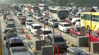 Pantauan detikcom, antrean dan kemacetan kendaraan terjadi di sekitar GT Cikampek Utama Km 70, Purwakarta. Di titik ini kendaraan kedua arah cenderung tidak bergerak, hanya sesekali berjalan kemudian kembali berhenti.